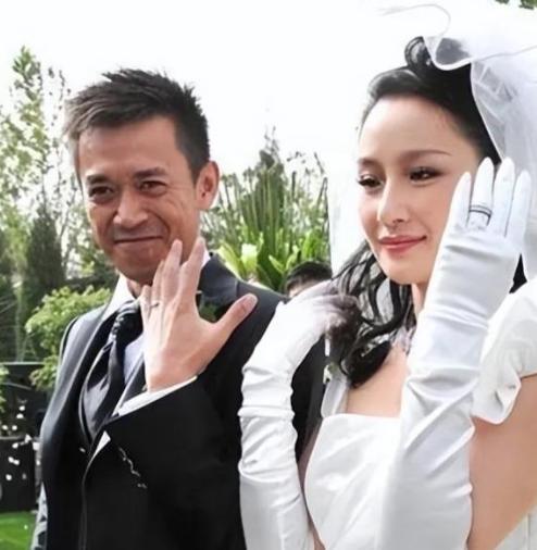 我提供的内容原封不动地放在文章的第一段，第二段开始你的续写。 2009年，王
