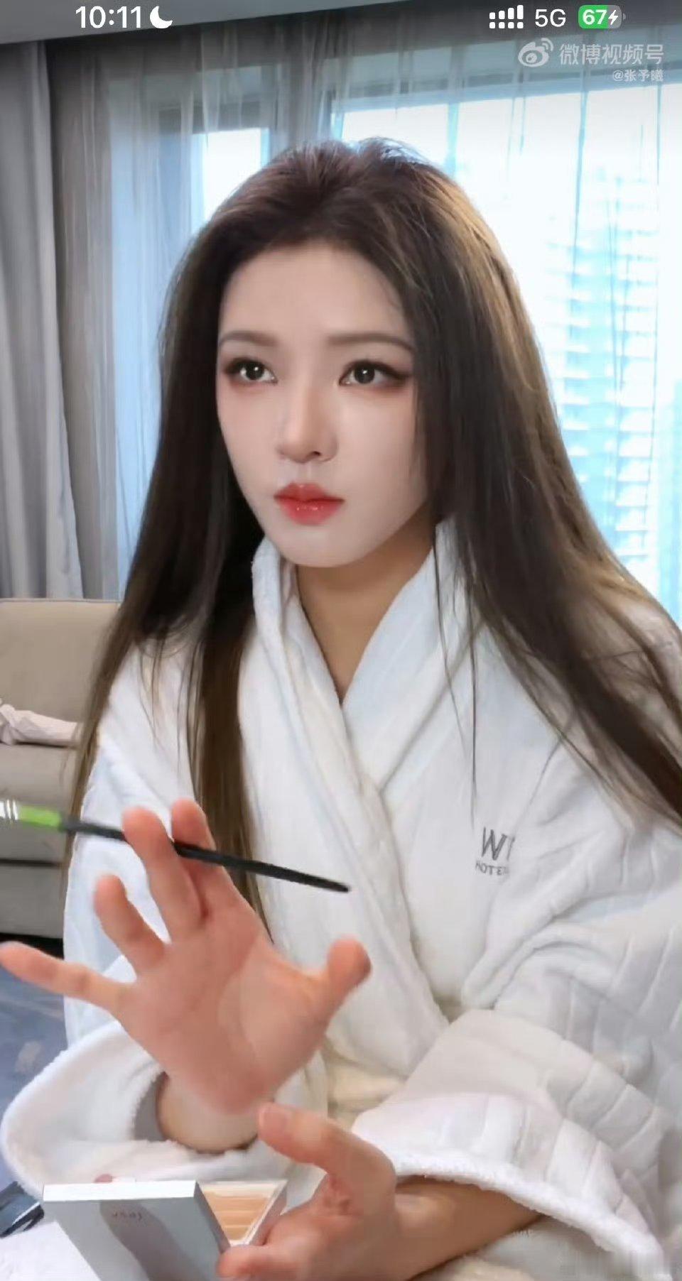 张予曦一个月涂一次身体乳张予曦给自己改妆张予曦竟然一个月涂一次身体乳，那我们天