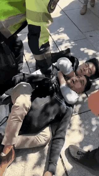 小偷差点挂了，现场群众拍手叫好！一名亚裔游客在西班牙的巴塞罗那旅游，遭到一名扒