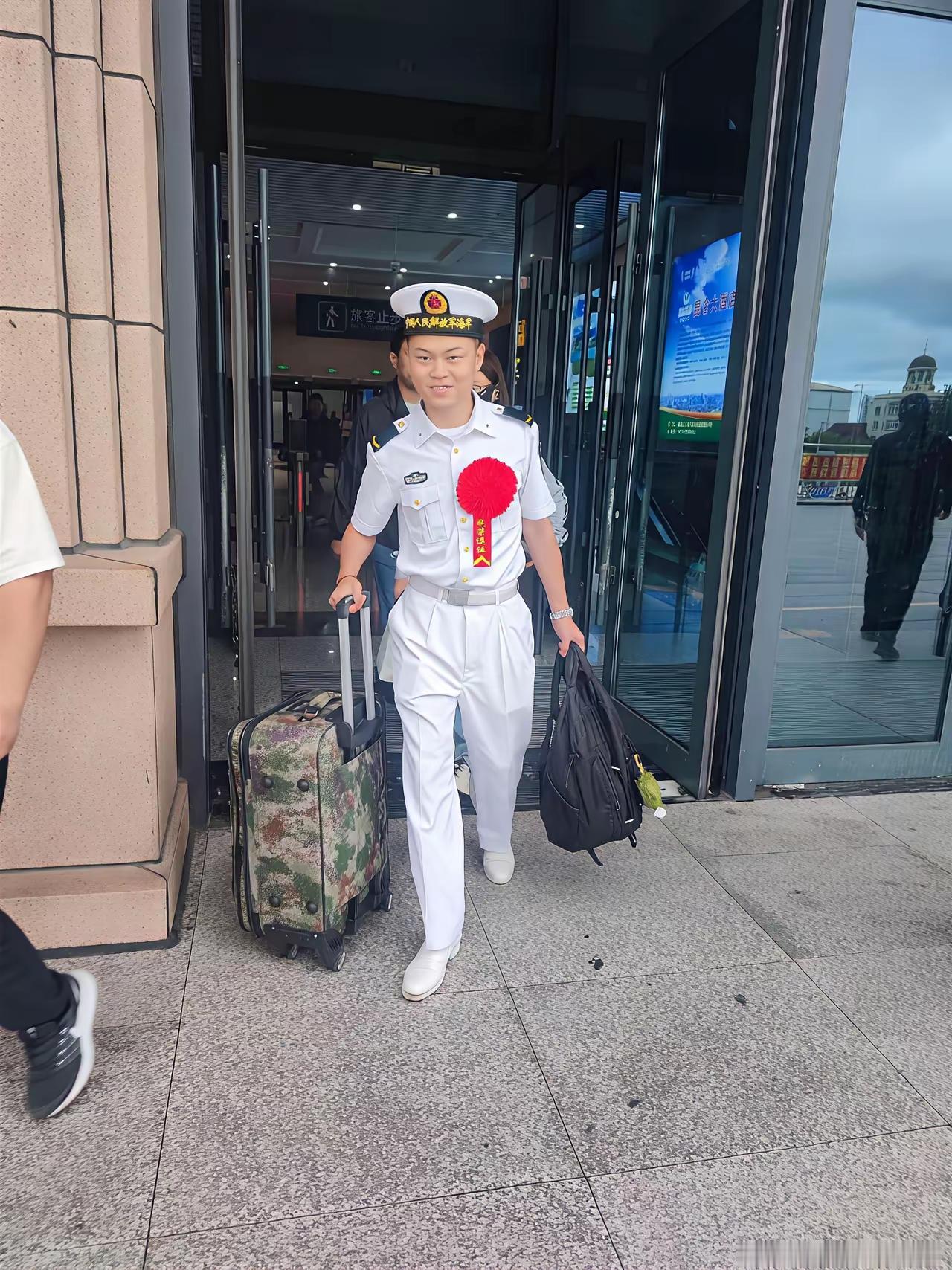退役了戴着列兵军衔回家，这是什么操作？反正我真的是第一次见！你退伍回家其实挂