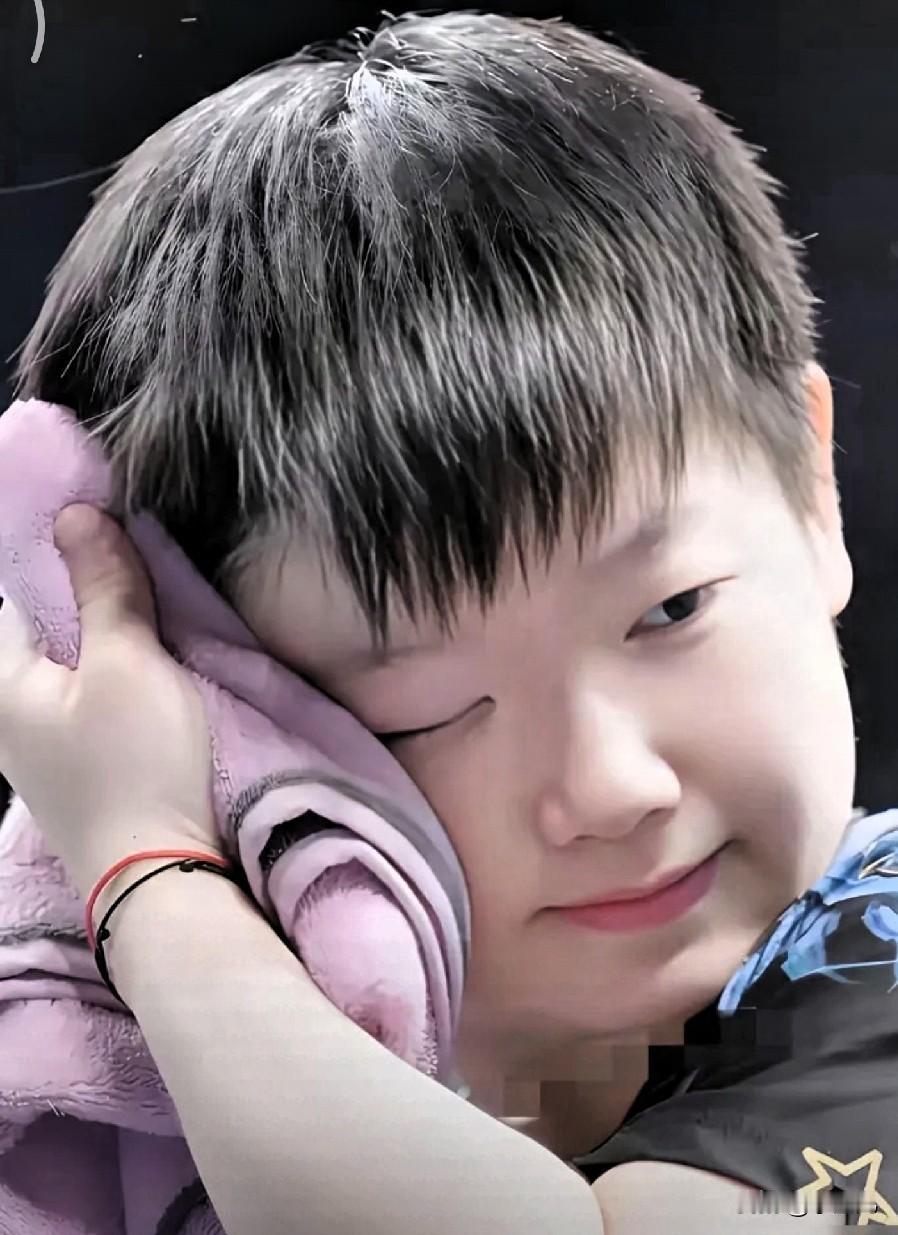 宝子们，你说说资本应该是气疯了，花了几千万捧出来的偶像居然还不如一个天天顶着鸡窝