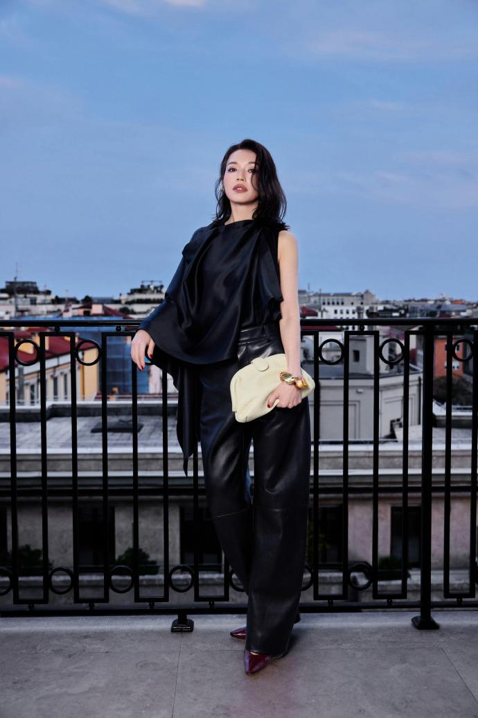 最近舒淇现身米兰时装周，她这回穿了一身黑色的衣服，看起来非常的洒脱。舒淇上身