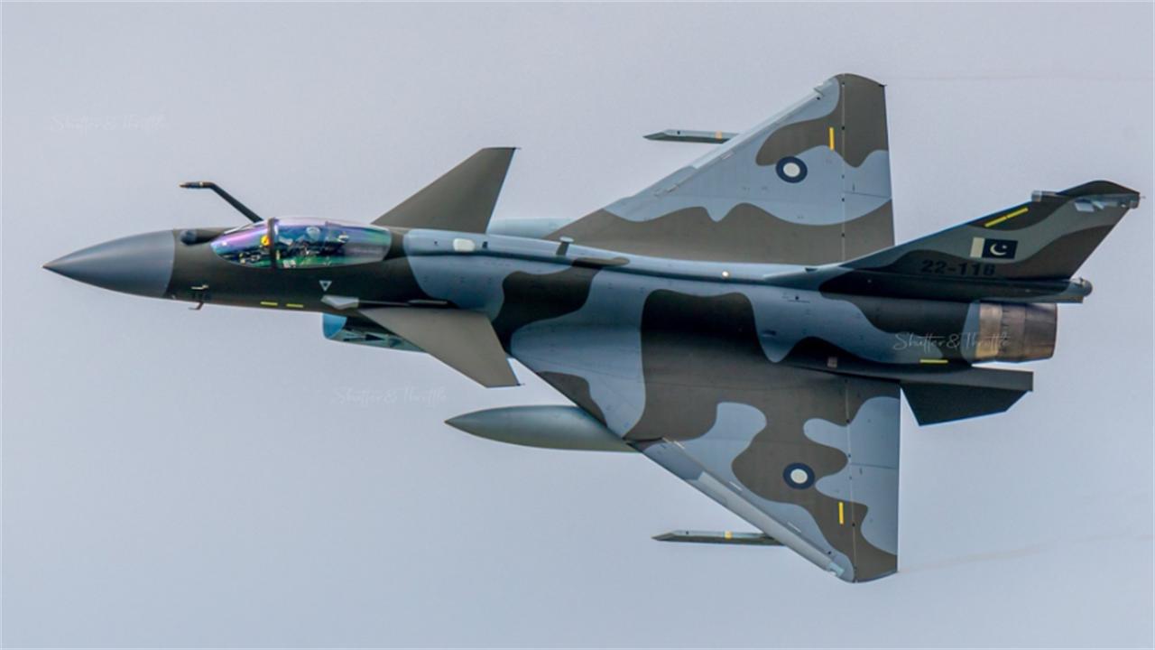 8架歼16硬刚6架阵风？解放军罕见亮出底牌央视军事频道一段不起眼的画面，在军