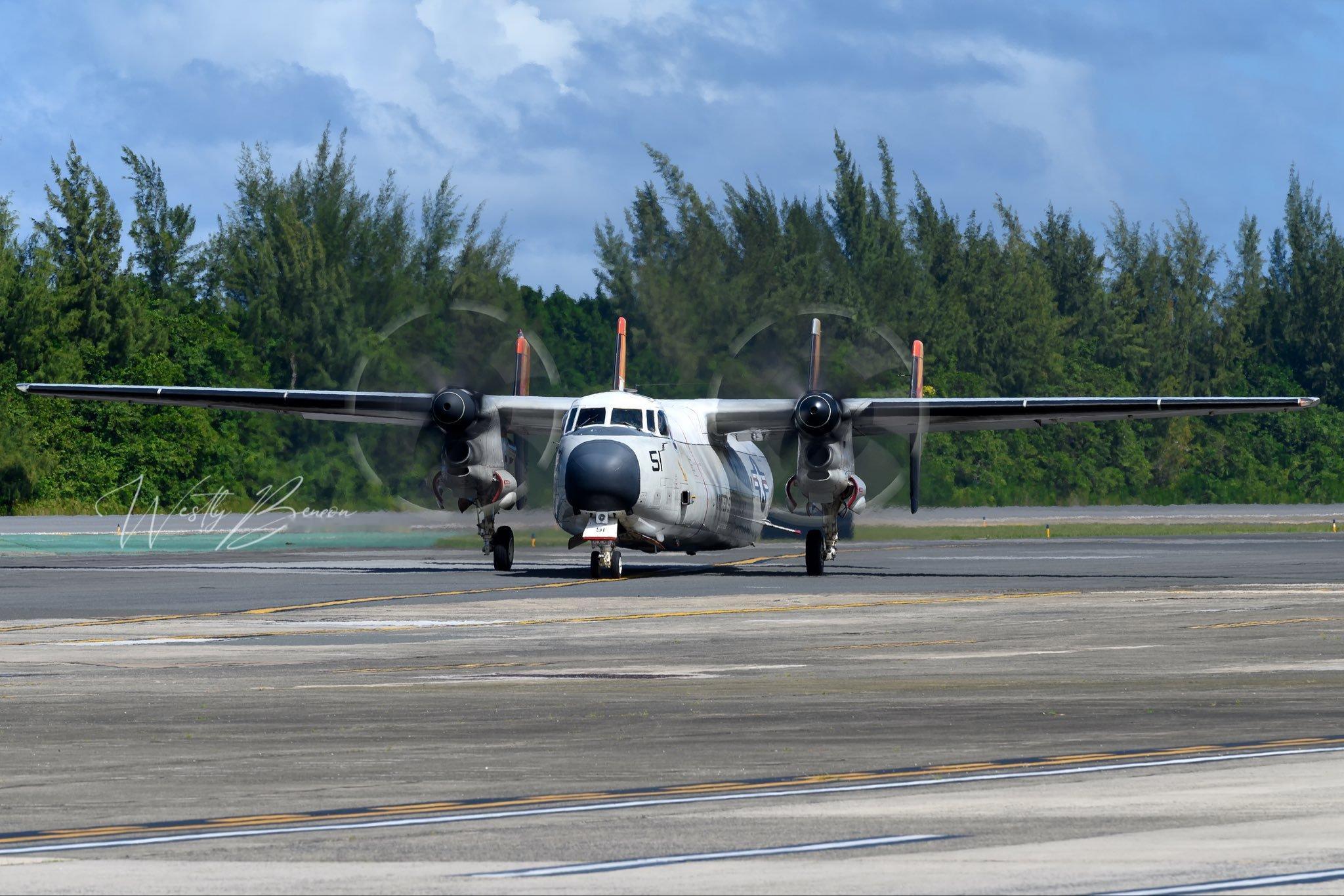 C-2“灰狗”运输机，是美国一型双发后掠翼涡桨式舰载运输机。C-2运输机由美