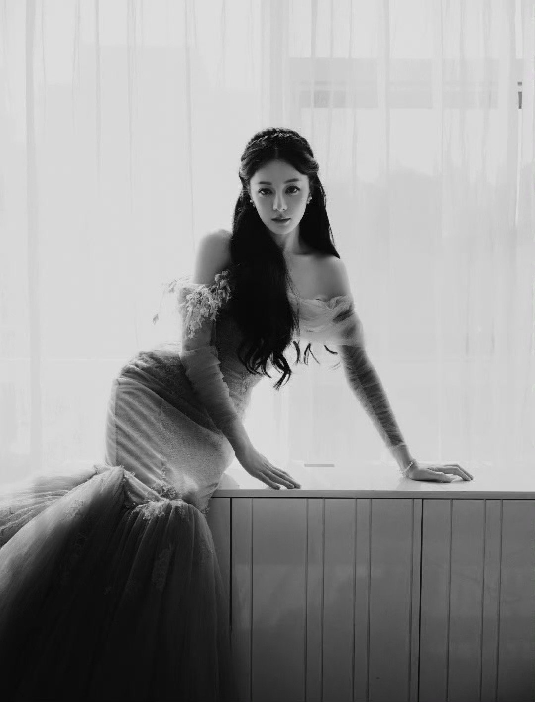 迪丽热巴身着金色纱裙：身姿静谧优雅，尽显曼妙迷人韵味​​​