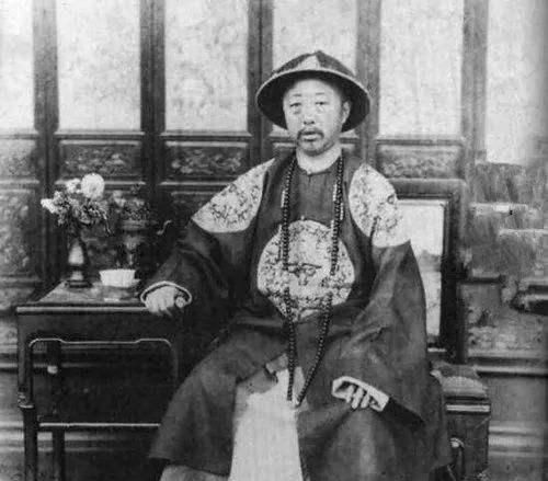 1900年，慈禧太后调兵围攻位于北京东交民巷的外国使馆，久攻不下，遂调荣禄嫡系部