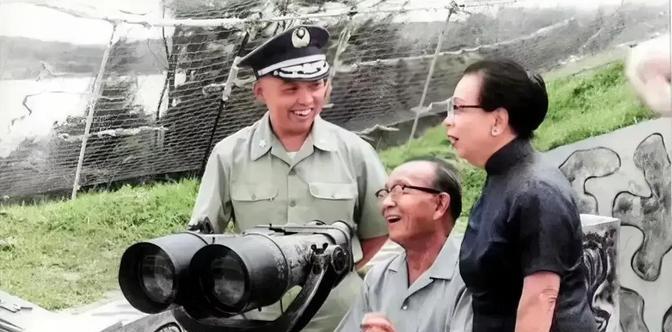 1966年，差一点就获得诺贝尔文学奖的大文豪林语堂夫妇在金门岛国军的观察哨上用大