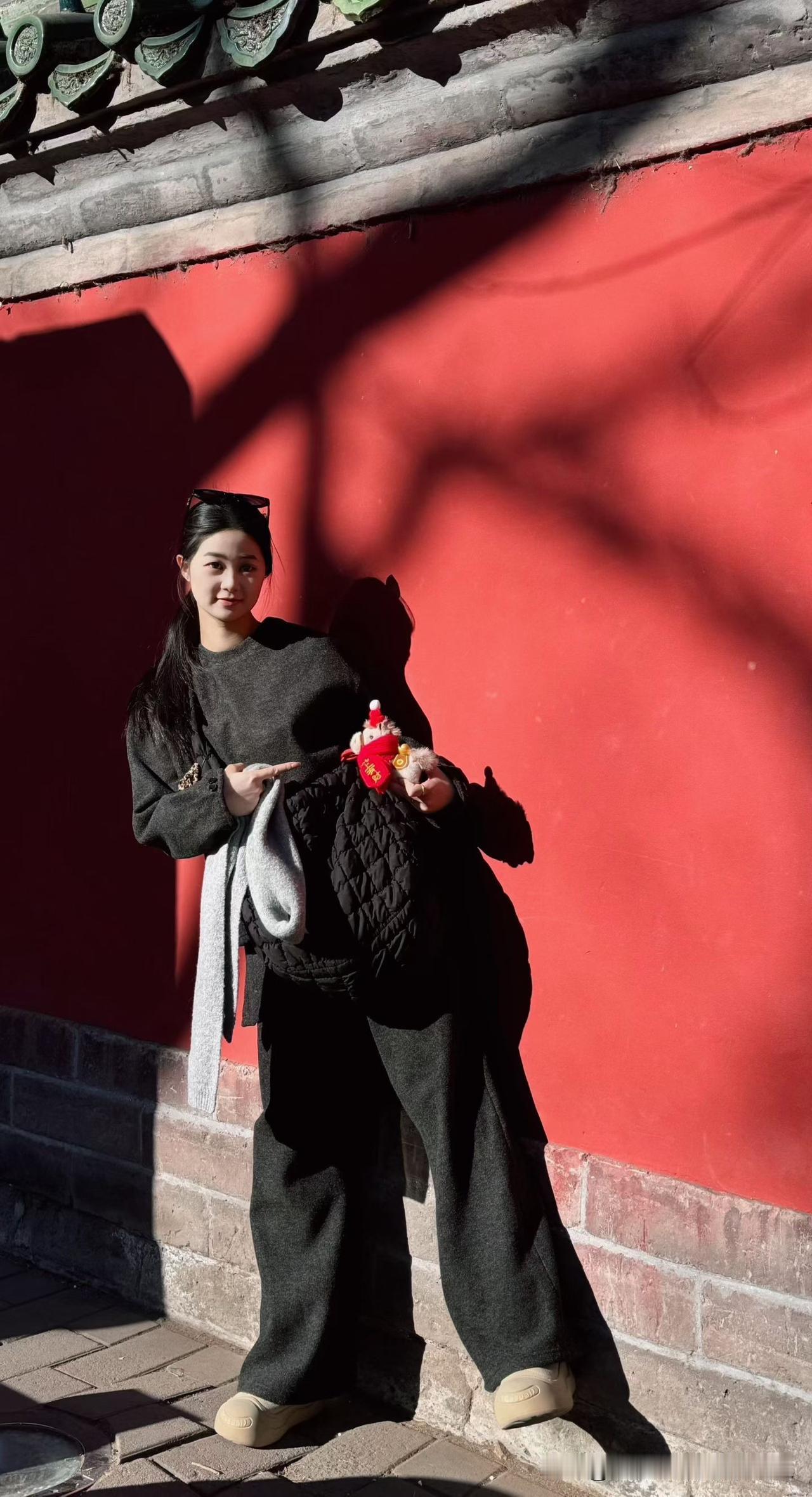 我嫂子在美容院上班，她跟我说，女人一过40岁，要想脸上皱纹少、皮肤紧致，每天可以