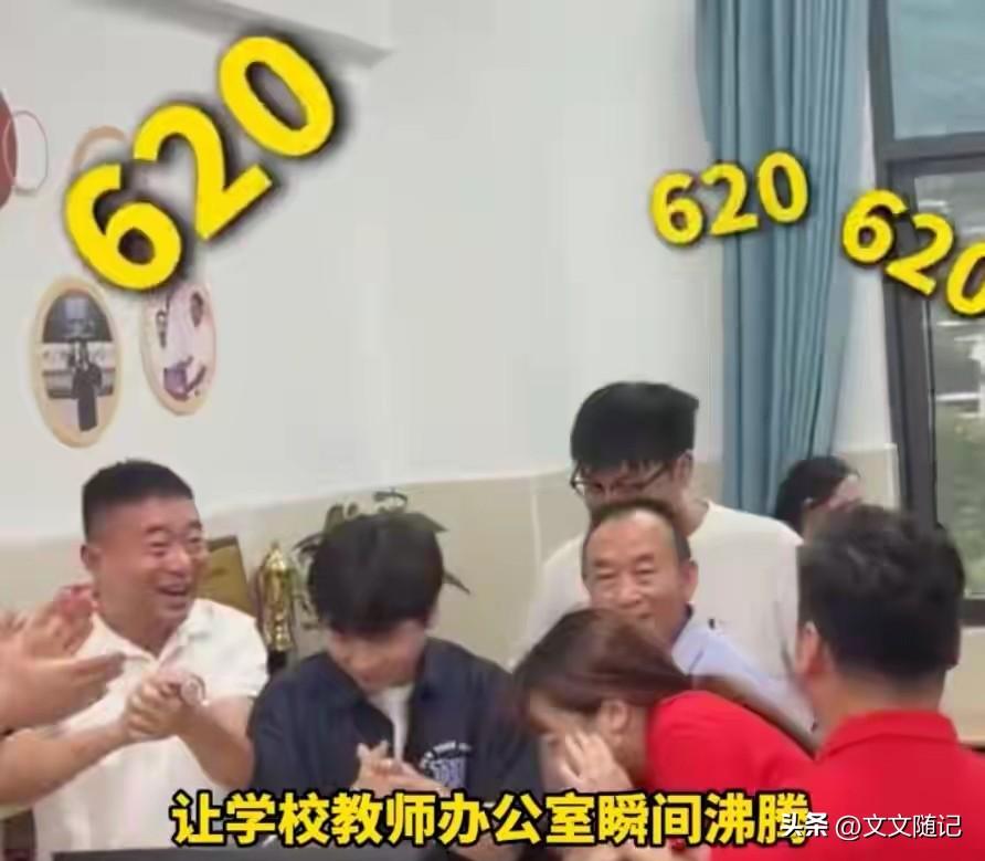 你信吗？四川有个彝族姑娘，查完分转身就喂猪去了。620分，历史类。换别人家早