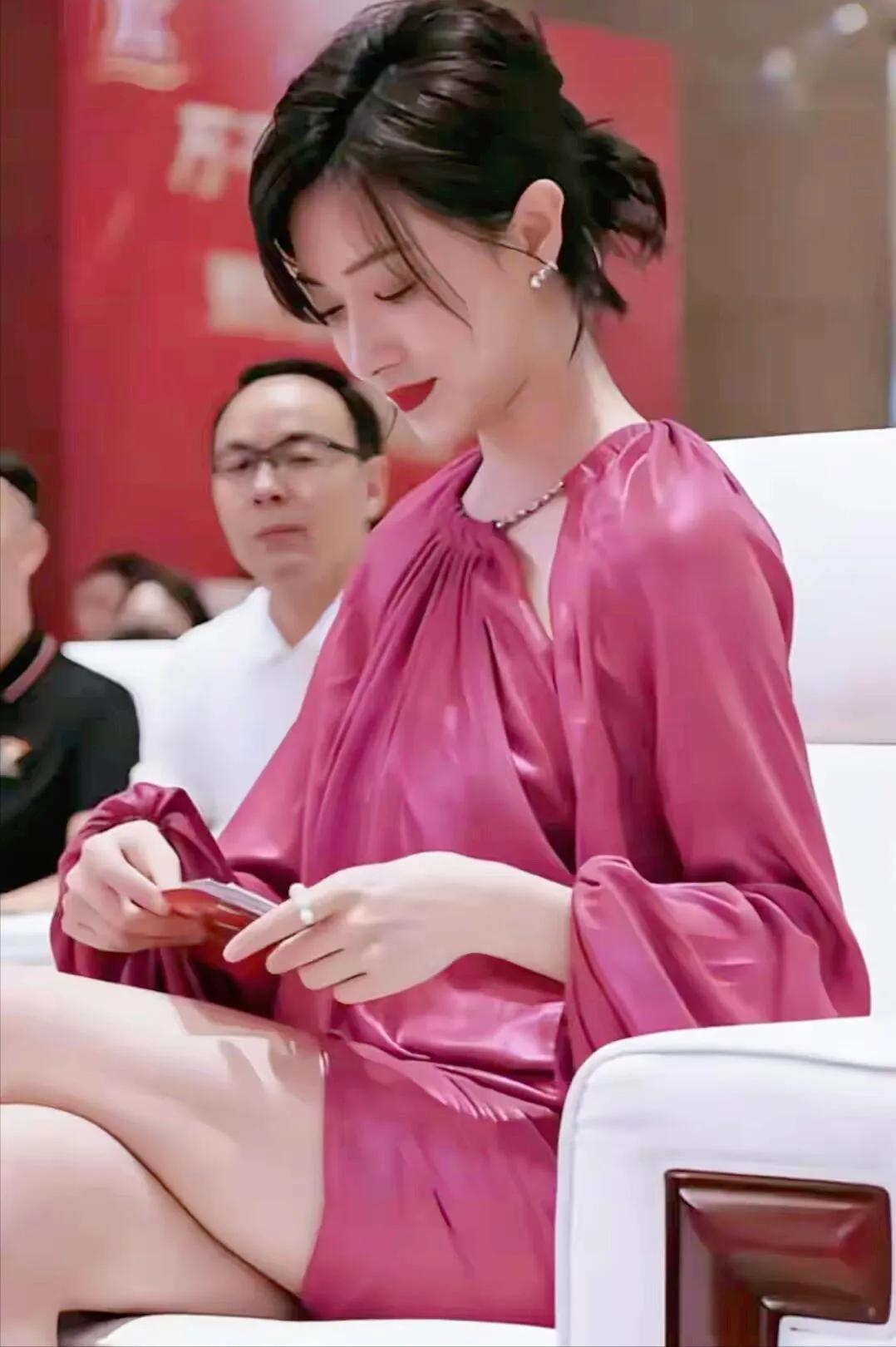 她是娱乐圈里最干净的一个女明星，气质脱俗，万茜是圈内难得的实力派女演员，戏龄长久