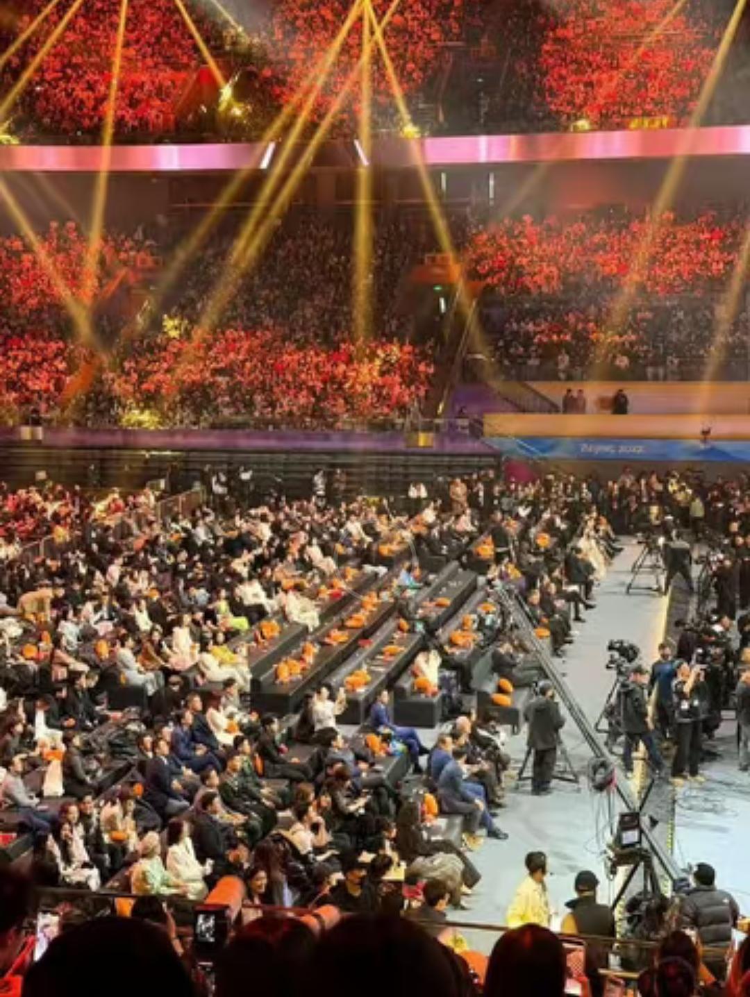 明星都没落座，空的太多了。很多人花钱去都看不到自己想见的那个人，花了几千几万又要