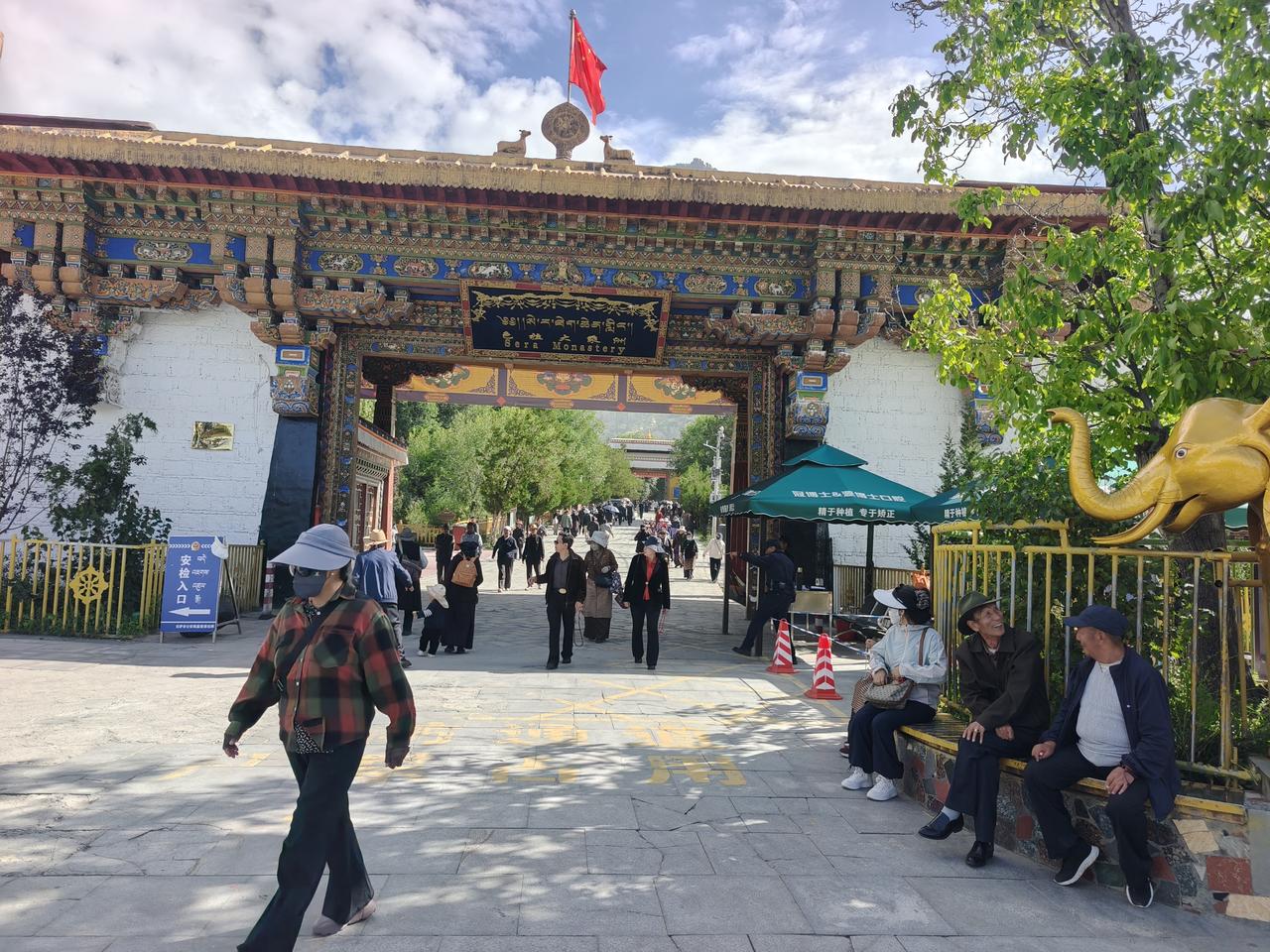 今日早上去了拉萨色拉寺，让我感到莫名其妙的是当地人可以随便进出，而外地游客却摊住