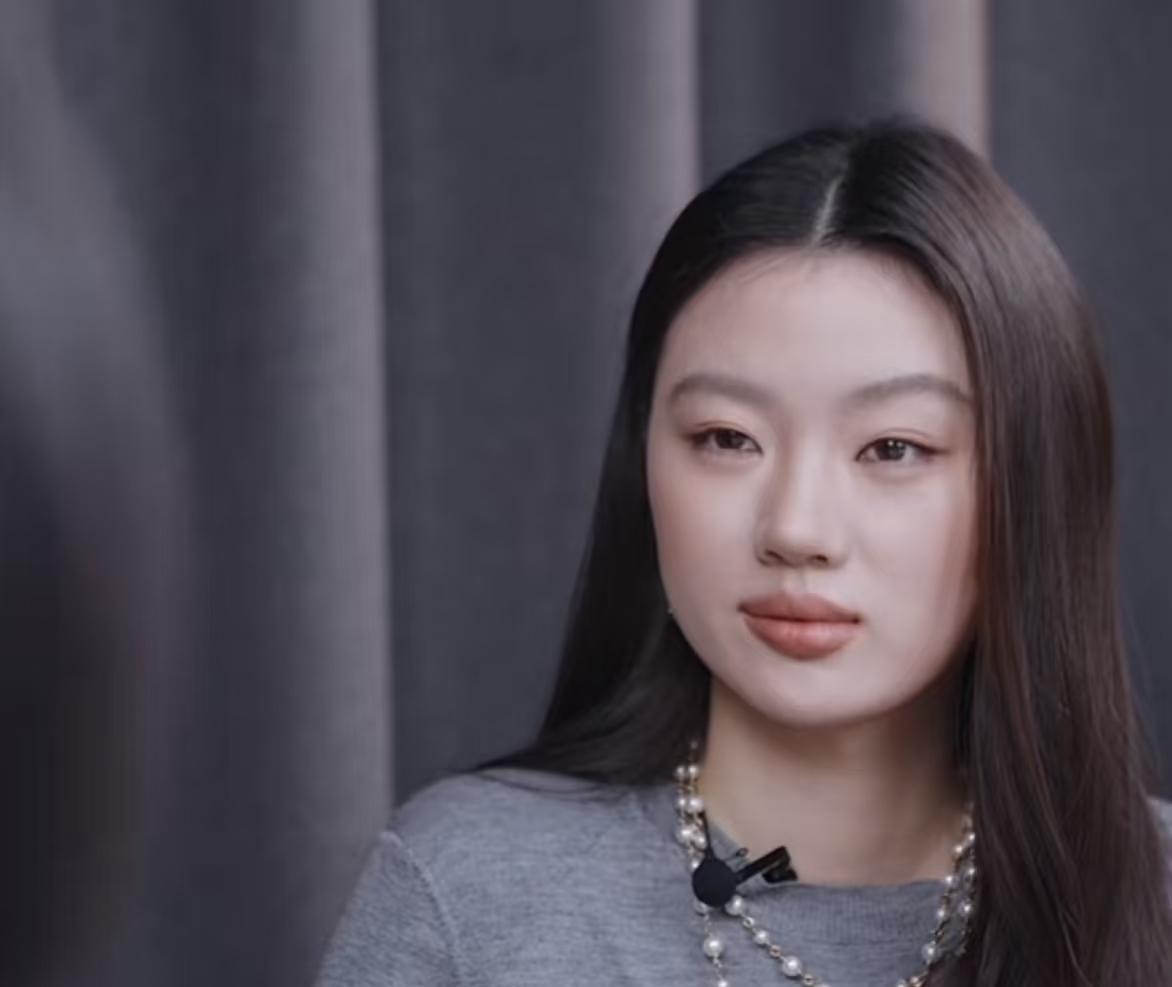 23岁的单依纯，藏不住了。镜头怼到她脸上，就在她聊起歌手这个身份的瞬间。眉毛