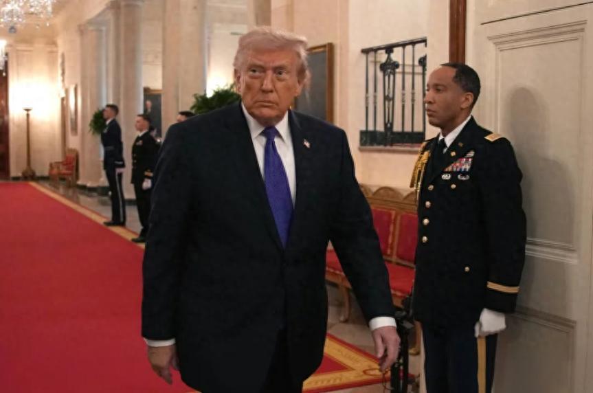 最近国际上出了个很有意思的信号：特朗普那边，居然在访华之前，主动把一笔快落地的