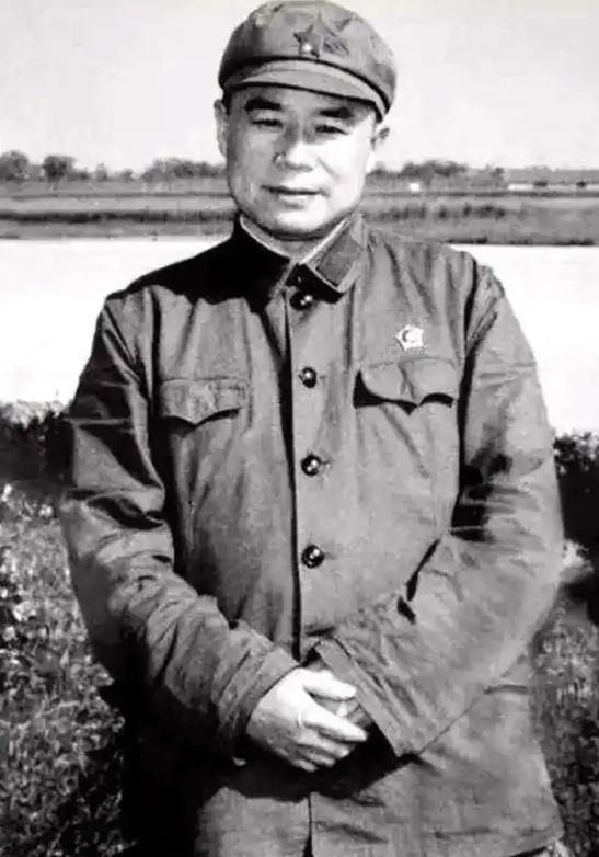 1978年，开国中将王近山病重垂危，弥留之际，他使出全身最后的力气，把尚未成年的