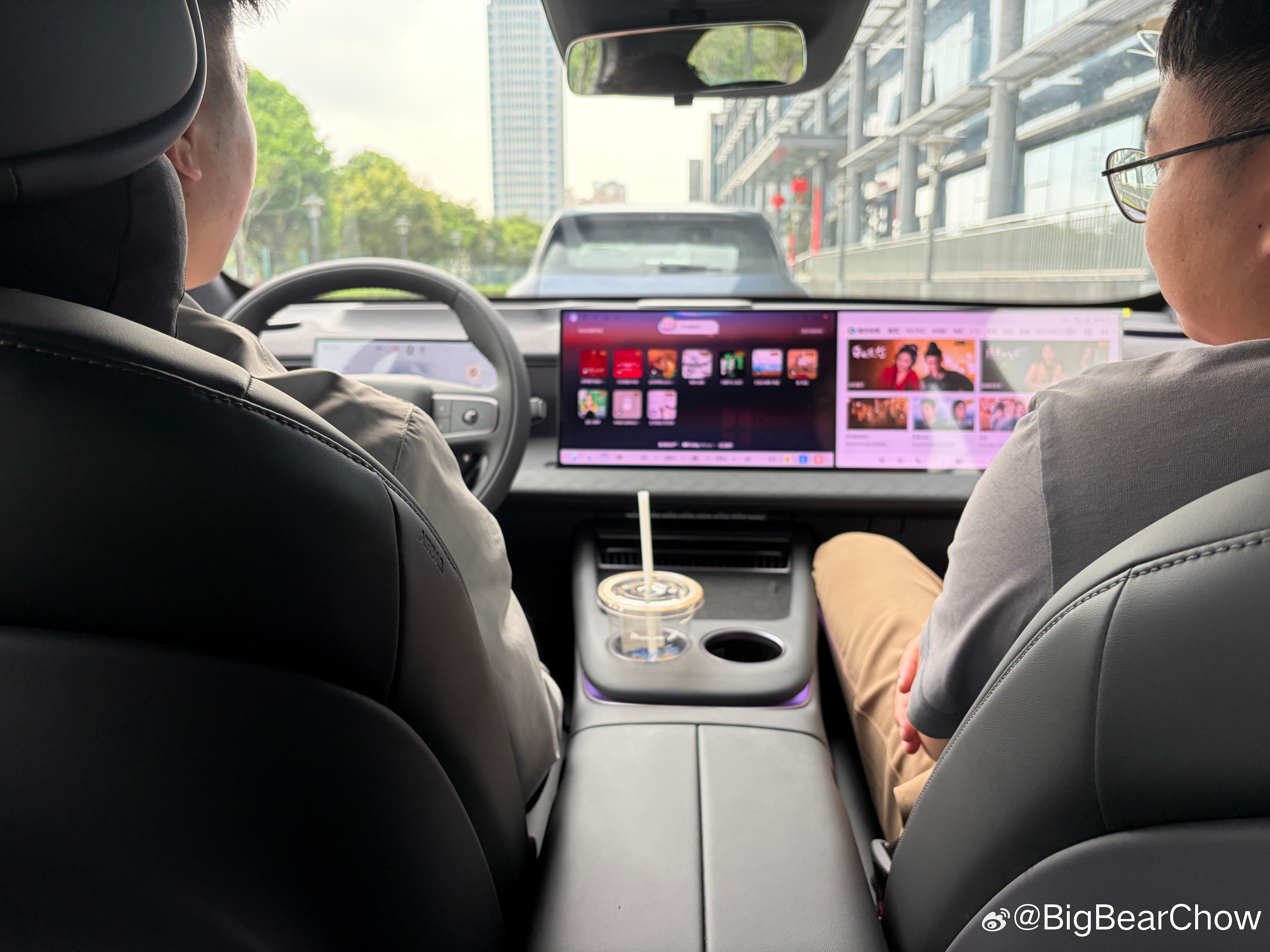 日产NX8，或许才是新时代日产大沙发的完全体。过往体验N7后排，最大的问题是轿车