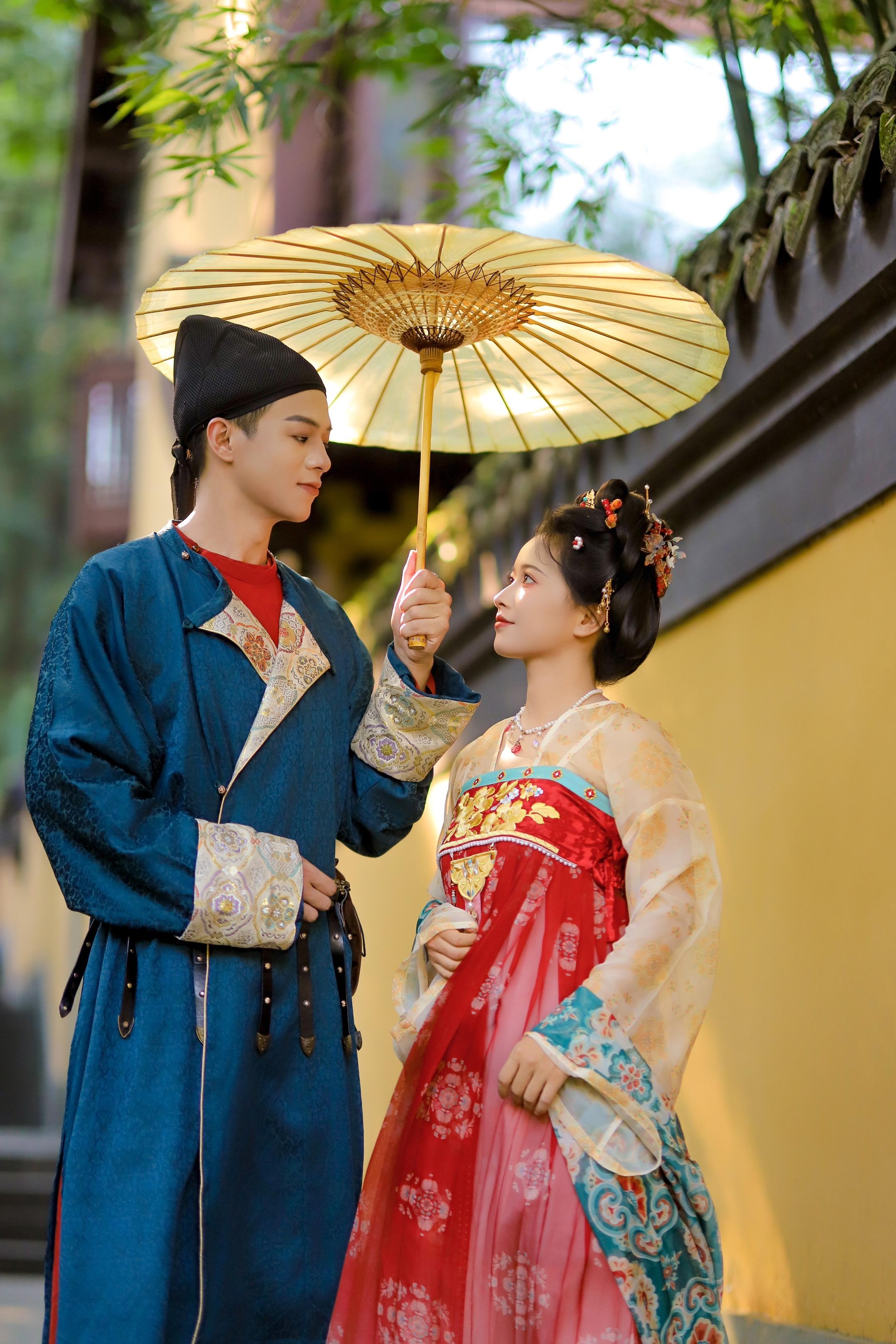 “你的沿途 ，从此不见我孤寂。”唐制汉服情侣写真。拍摄的时候小助理一直...