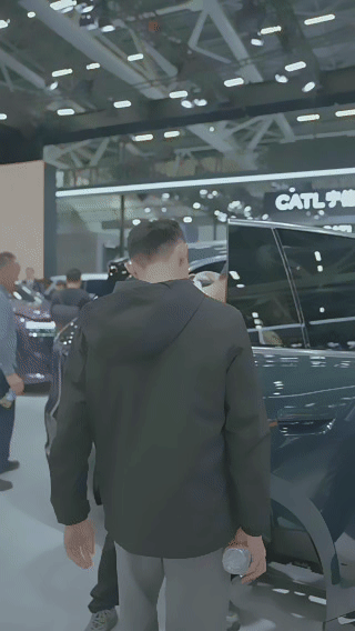 谁懂啊！在广州车展碰到车主当志愿者，也太有意思了。有人问某个车型的油耗，车主直接