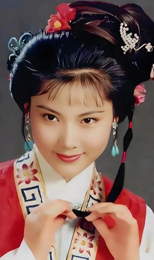 演员何赛飞说：“我从小和爸爸相依为命，但他在五十出头的时候去世了，我就觉得自己是