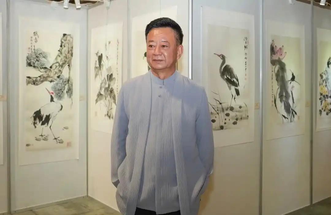 61岁朱军澳门画展被偶遇，皮肤黝黑老了很多！