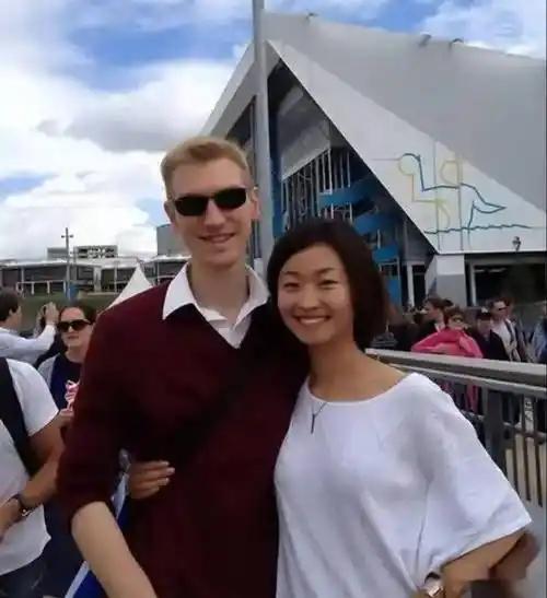 敬一丹的葬礼上，那个苏格兰女婿怎么从头到尾没露脸？这事儿一出来，好多人就想起了王