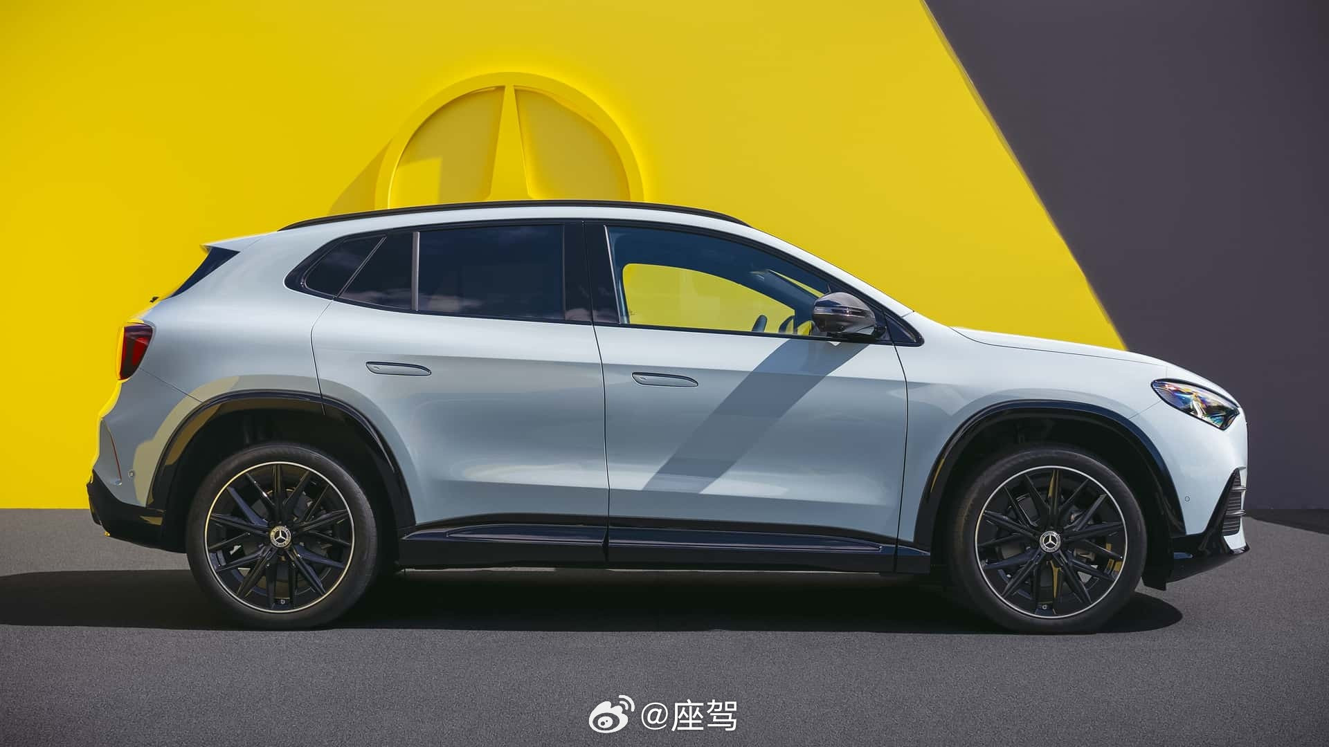 梅赛德斯-奔驰推出全新一代GLA，新车基于全新平台打造出更大的空间，同时提供
