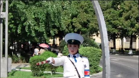 金正恩治理下,朝鲜女交警都是大美女