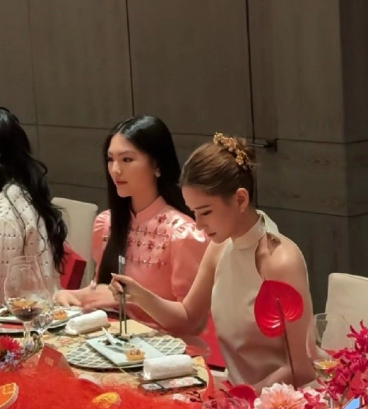 有钱人，真的太矜持了！王诗龄回国这几天，李湘又又带着女儿来参加深圳糖心旦活动晚