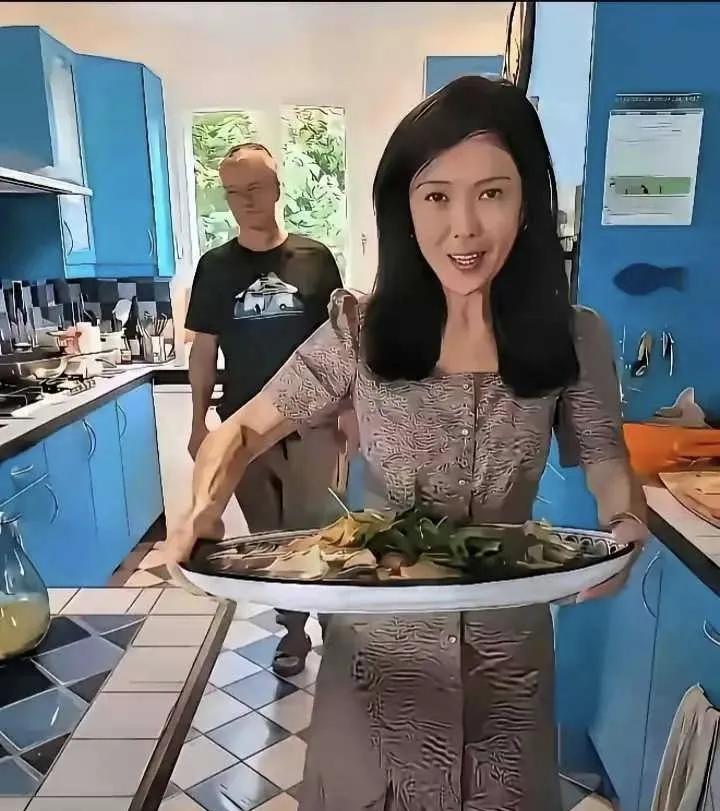为啥苏芒家在法国，一年大半时间却待在国内？答案很直白：她是全家唯一的挣钱主力。