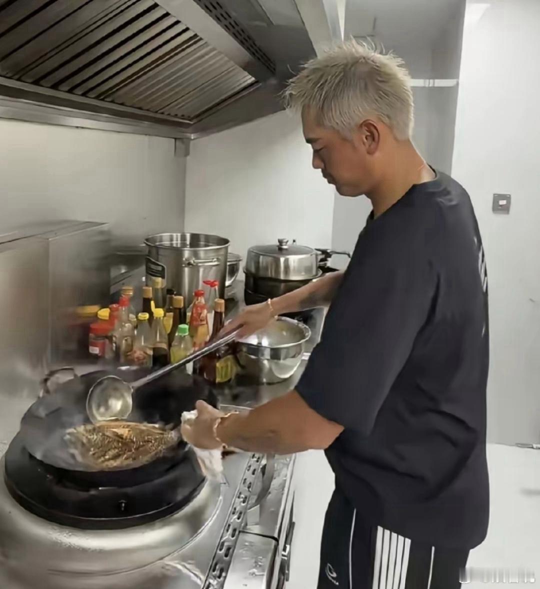 林丹亲自下厨做饭，他的变化好大呀，都快认不出来了。