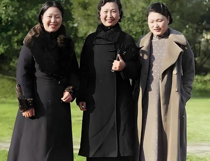 严彩韵、严莲韵、严幼韵是民国知名严氏三姐妹，三人均高寿，寿命逐级递增：大姐严彩韵