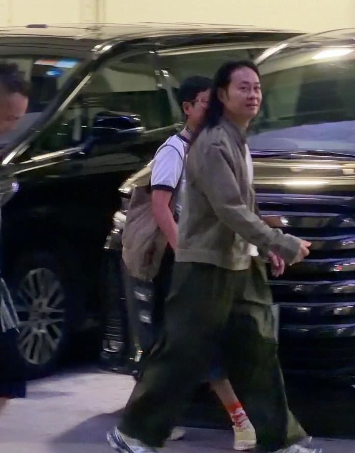红馆演唱会的导播镜头突然扫向台下观众席，快60岁的张卫健毫无防备地撞进了大屏幕。深陷的眼窝、松弛下垂