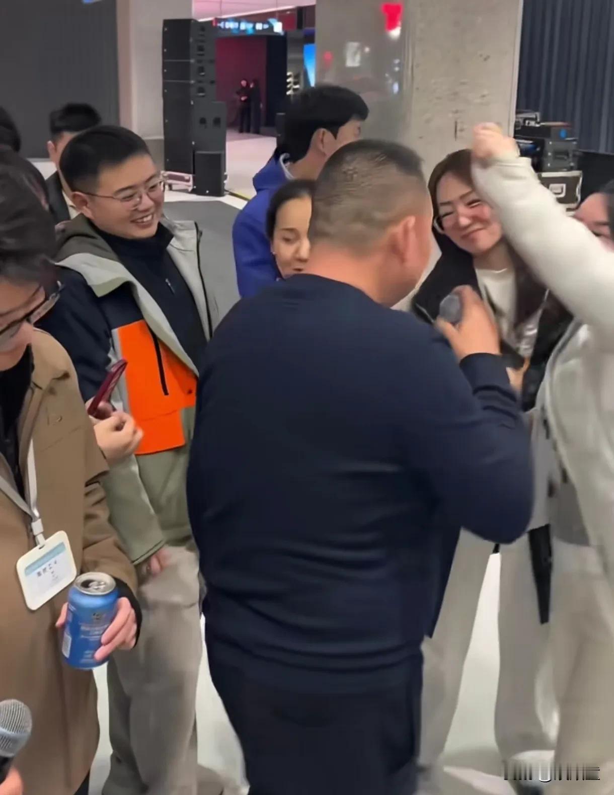 员工拿袖子给老板擦汗，真不多见！胖东来三胖试营业，于东来又唱又跳，一位女员工看