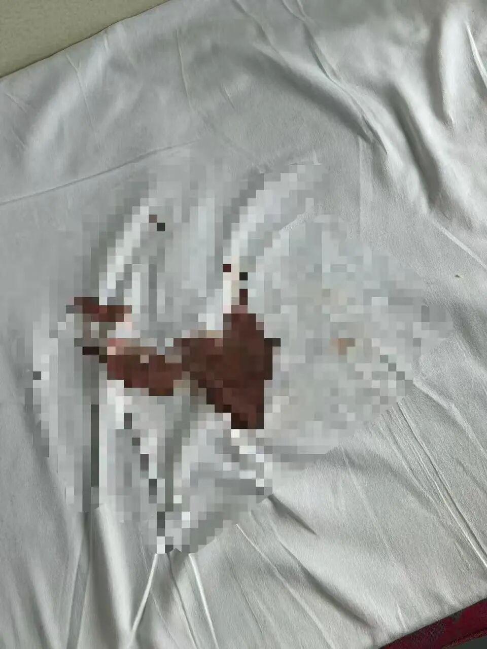 甘肃兰州，一女子坐火车卧铺，因经期不规律，突然来月经，她没带卫生巾，火车上又买不