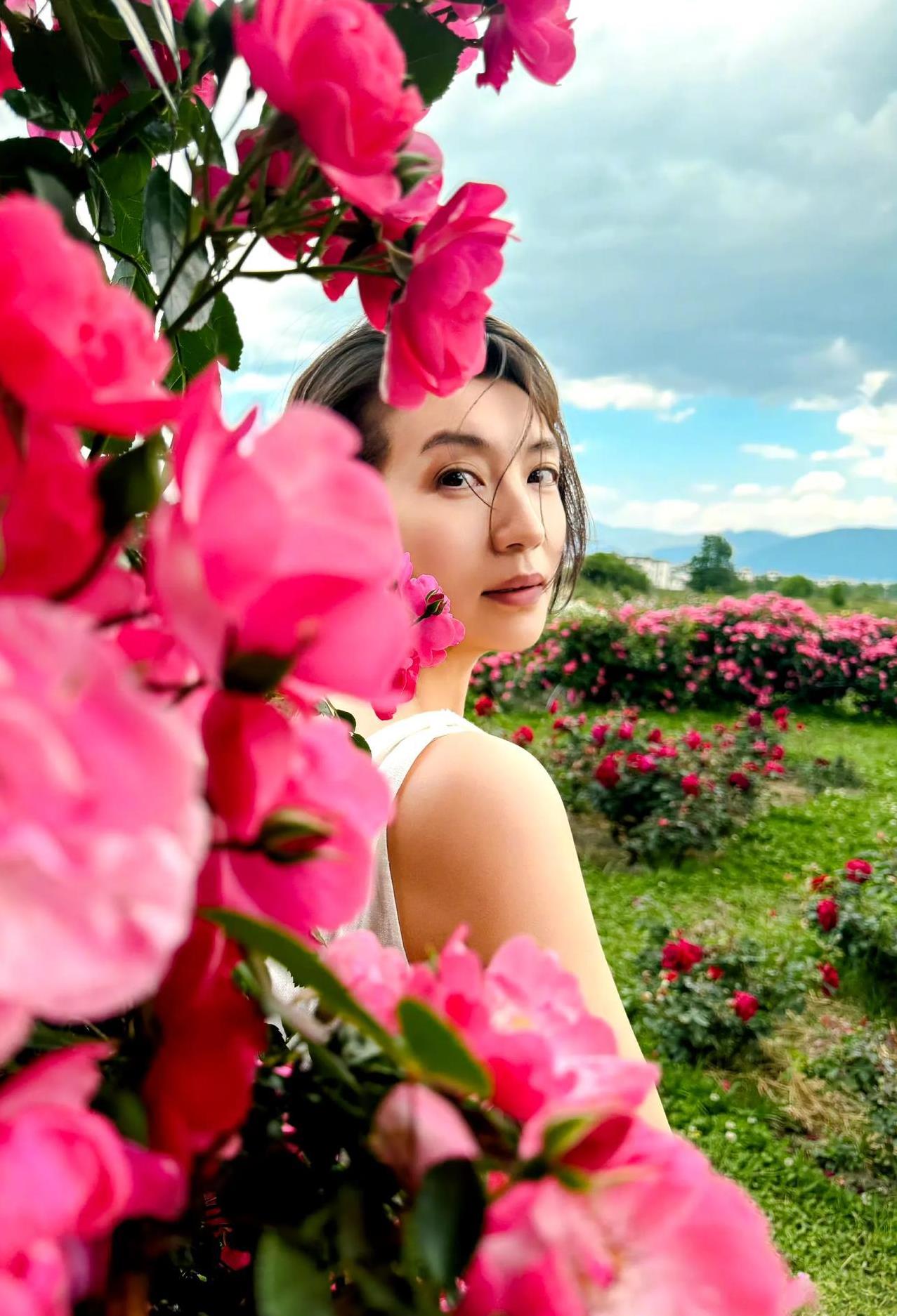 她是娱乐圈最幸运的女星，曾经是当红的一线女星，后来又嫁给富商退圈，生了三个孩子，