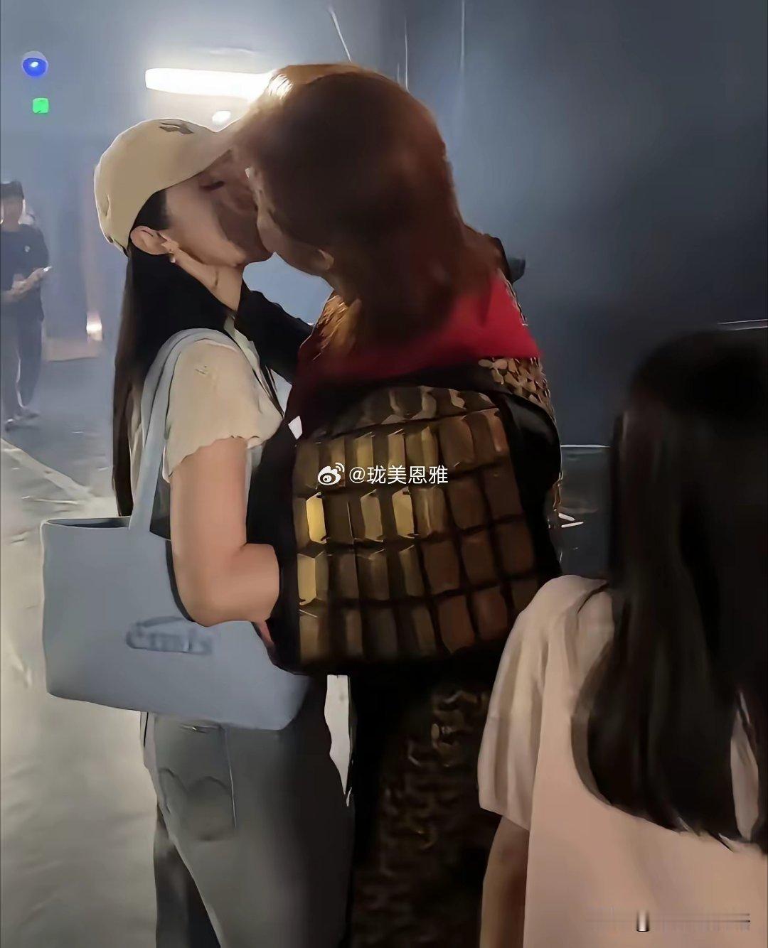 董璇张维伊绝对是生理性的喜欢你看张维伊演出一结束就抱着董璇亲丝毫不在乎小酒窝就在