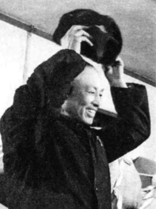 1975年，周养浩捏着那张发皱的通行证，手指关节捏得发白。广播里断断续续传来哀乐
