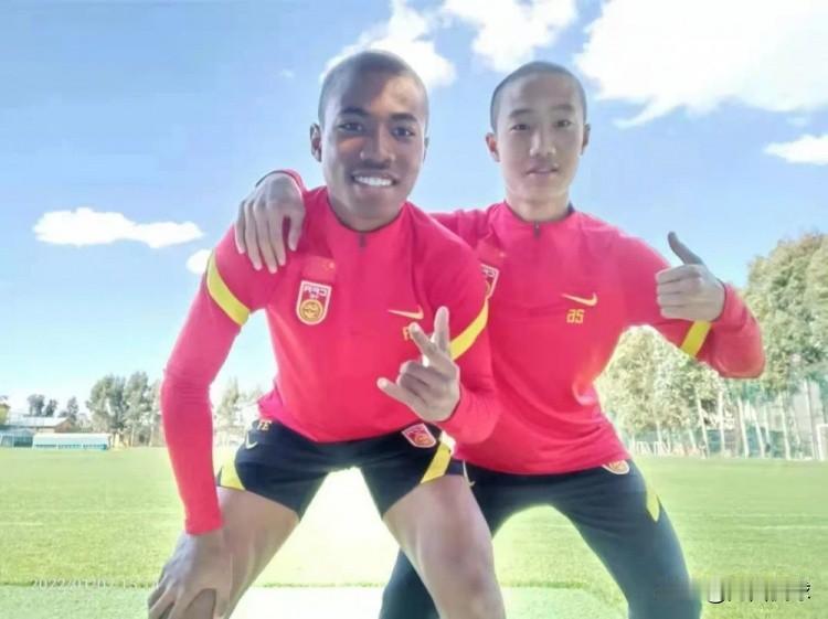 中国U19国青队也有我们自己的混血球员了，在中甲广州豹踢球的黄晟豪出战了中国U1