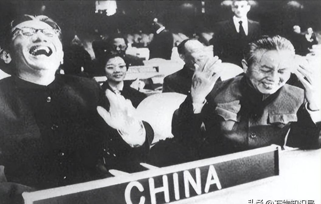 1976年12月，黄华突然接到中央的调令，乔冠华被撤掉外交部长一职，由他接任。黄