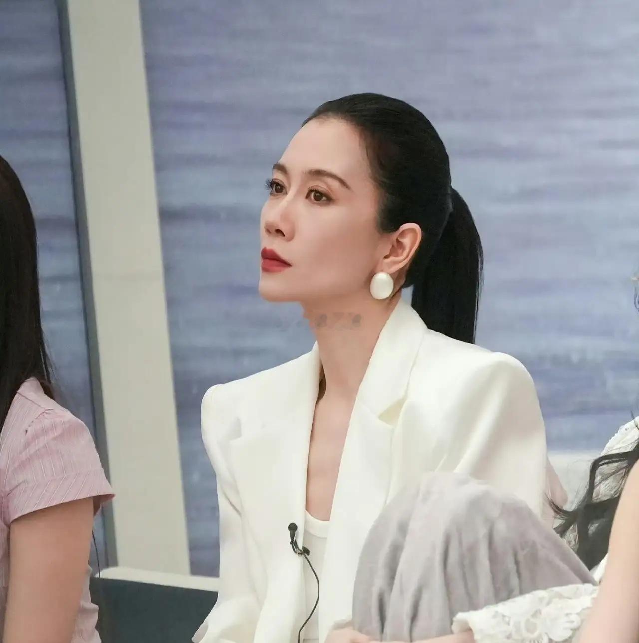 很难评，温峥嵘被拍成了这样芒果的拍立得为什么把人拍的这么丑？感觉都变形了，其他姐
