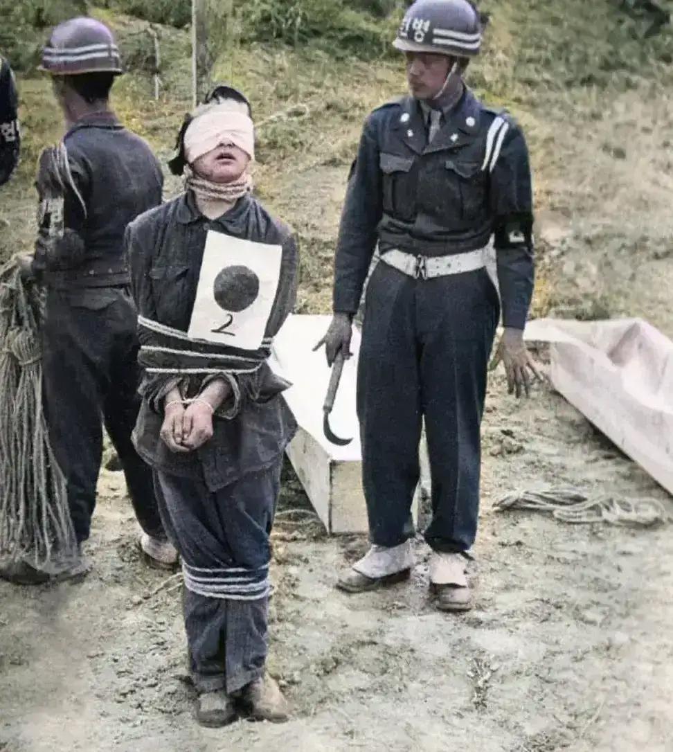 1949年，济州岛。画面当中的受刑者全身被绳索层层捆束，脖颈手腕还有腿部全部被牢