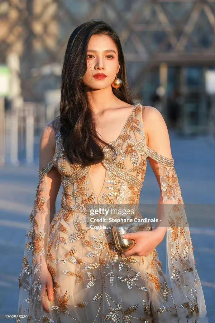 张婧仪去年VS今年时装周G社生图时装周G社女神来着！！完全无丑图​​​