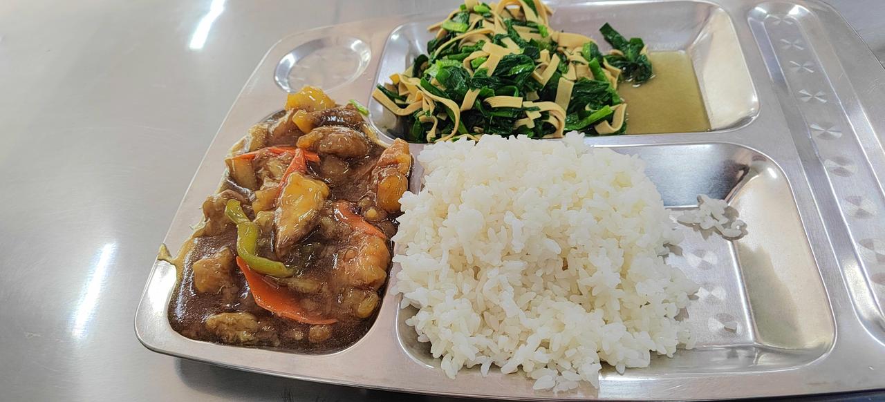 今天在食堂吃饭，一个女老师端着餐饭来到我的餐桌前，她说：和你共进午餐，问你点问题