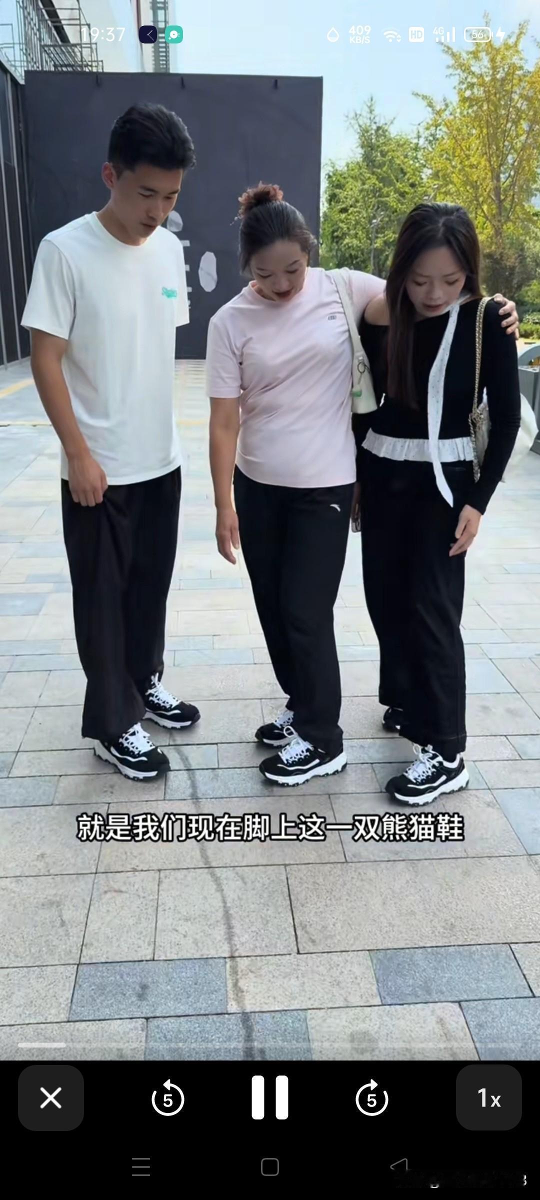 谢浩男妈妈许建华这次要直播带货了。网友们们猜的没错，上次他们到梧桐山去爬山的时候