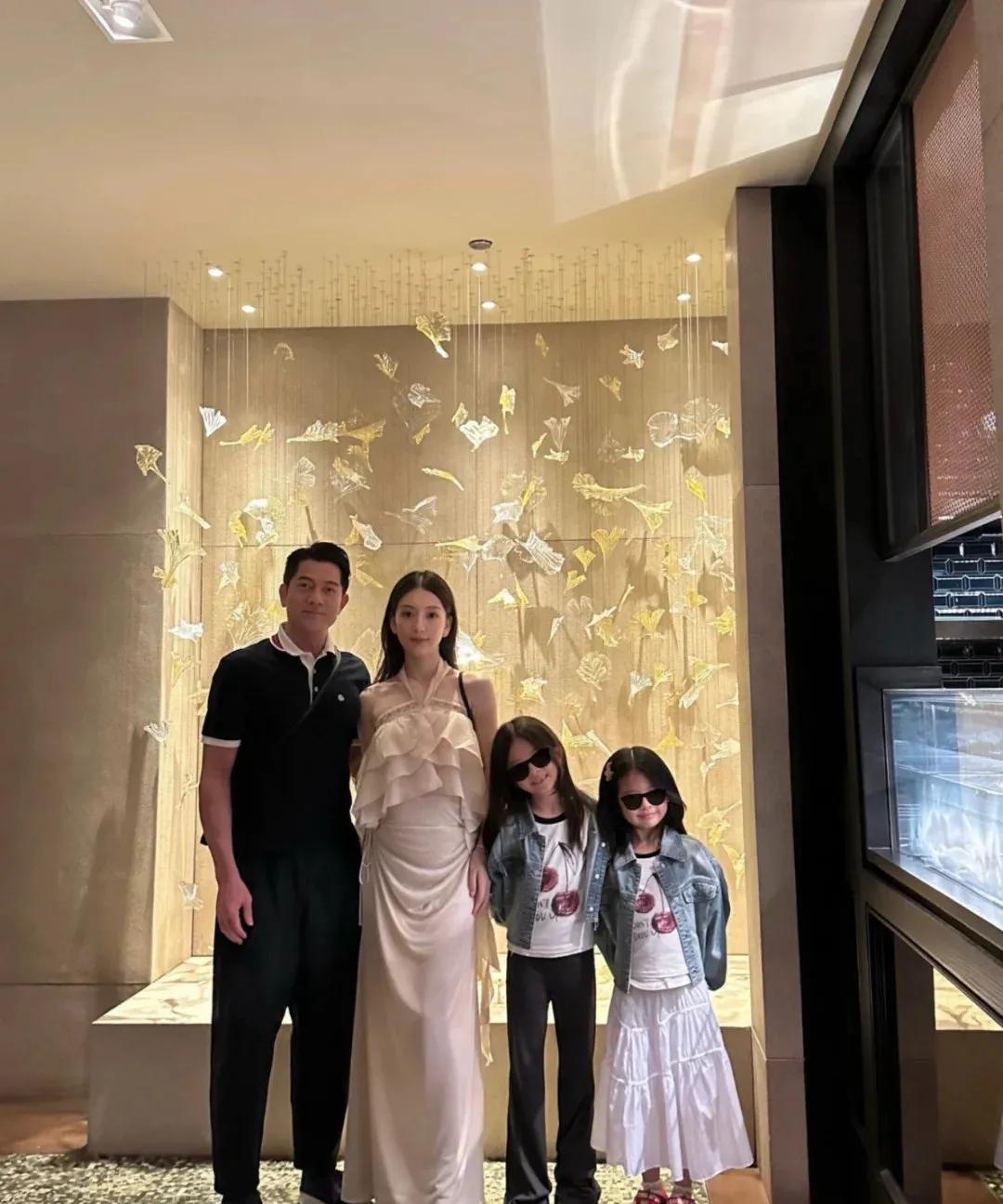 郭富城带着两个女儿为老婆方媛庆祝38岁生日，一家人到高级餐厅吃饭，有钱人过一个生