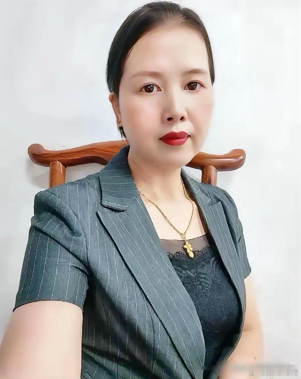 曲靖丽姐，彻底翻车了。百万迈巴赫是租的，碧桂园别墅也是租的。44岁的农村妇女何某丽，靠租来的7台豪车