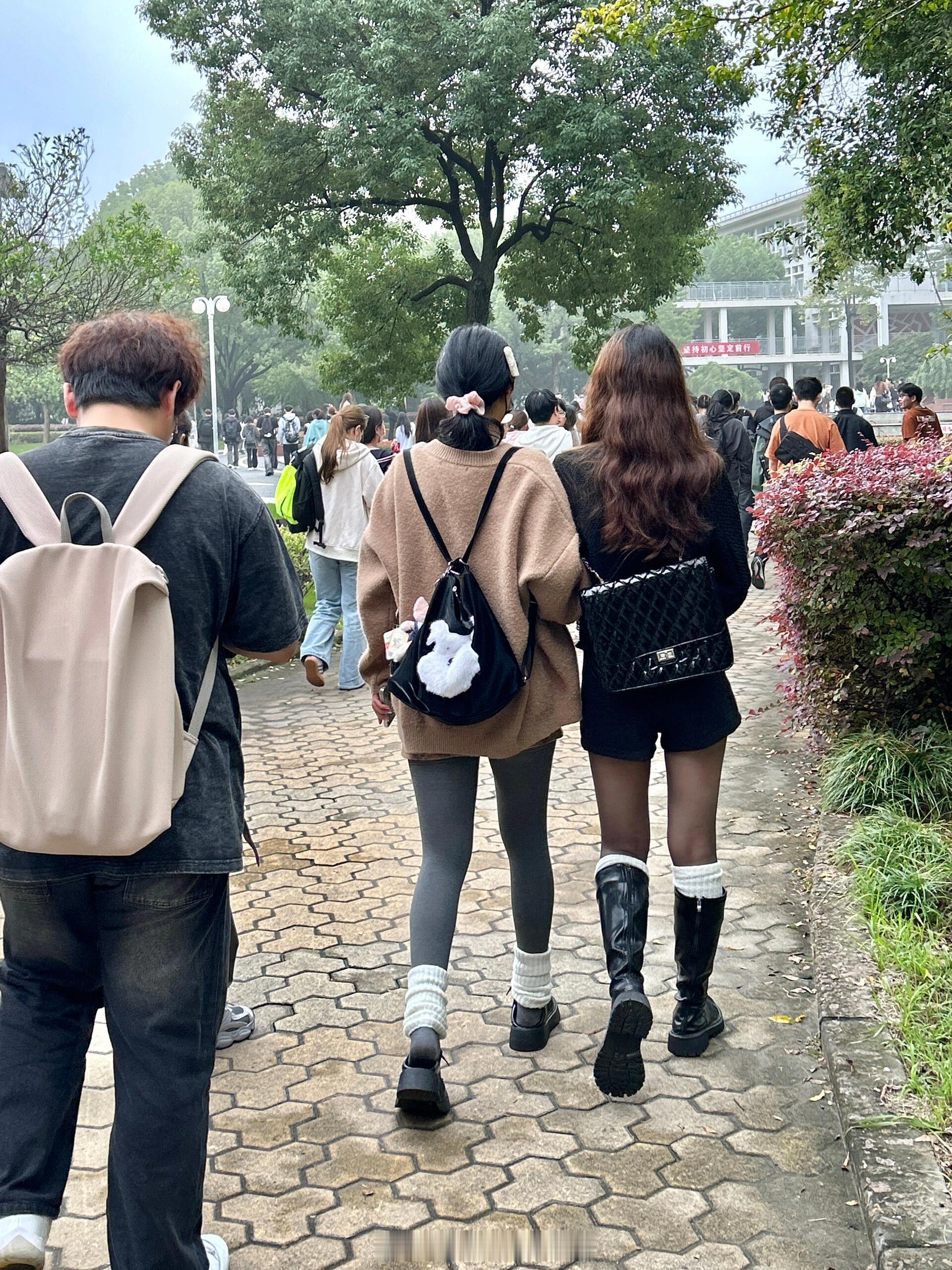 突然放弃了对黑丝的偏见...以前觉得黑丝土土的，没想到下课看到同学穿的！！姐姐鲨