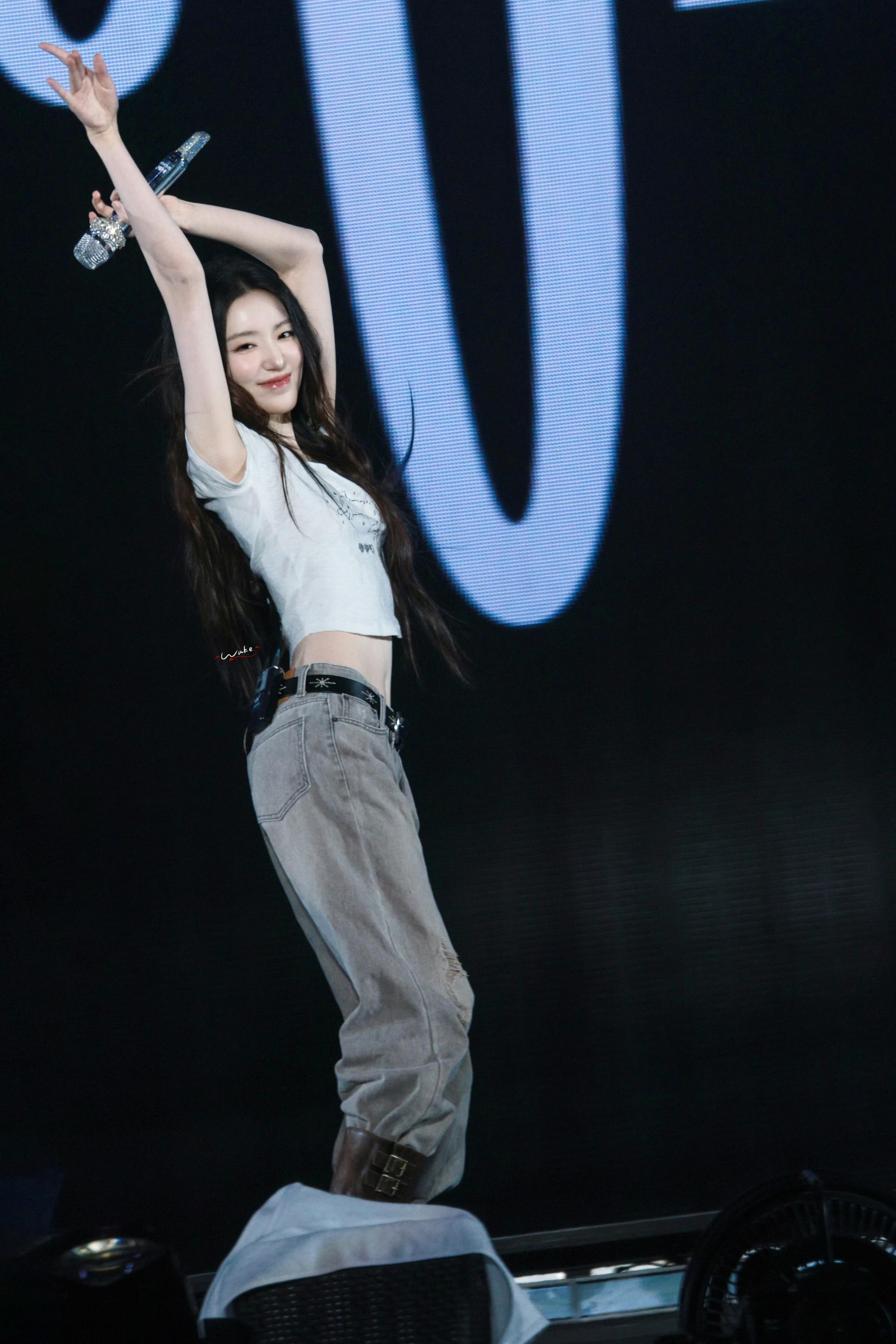 队友好几次说叶舒华几乎不吃东西最近真的很漂亮，演唱会上完全就是薄薄的一片