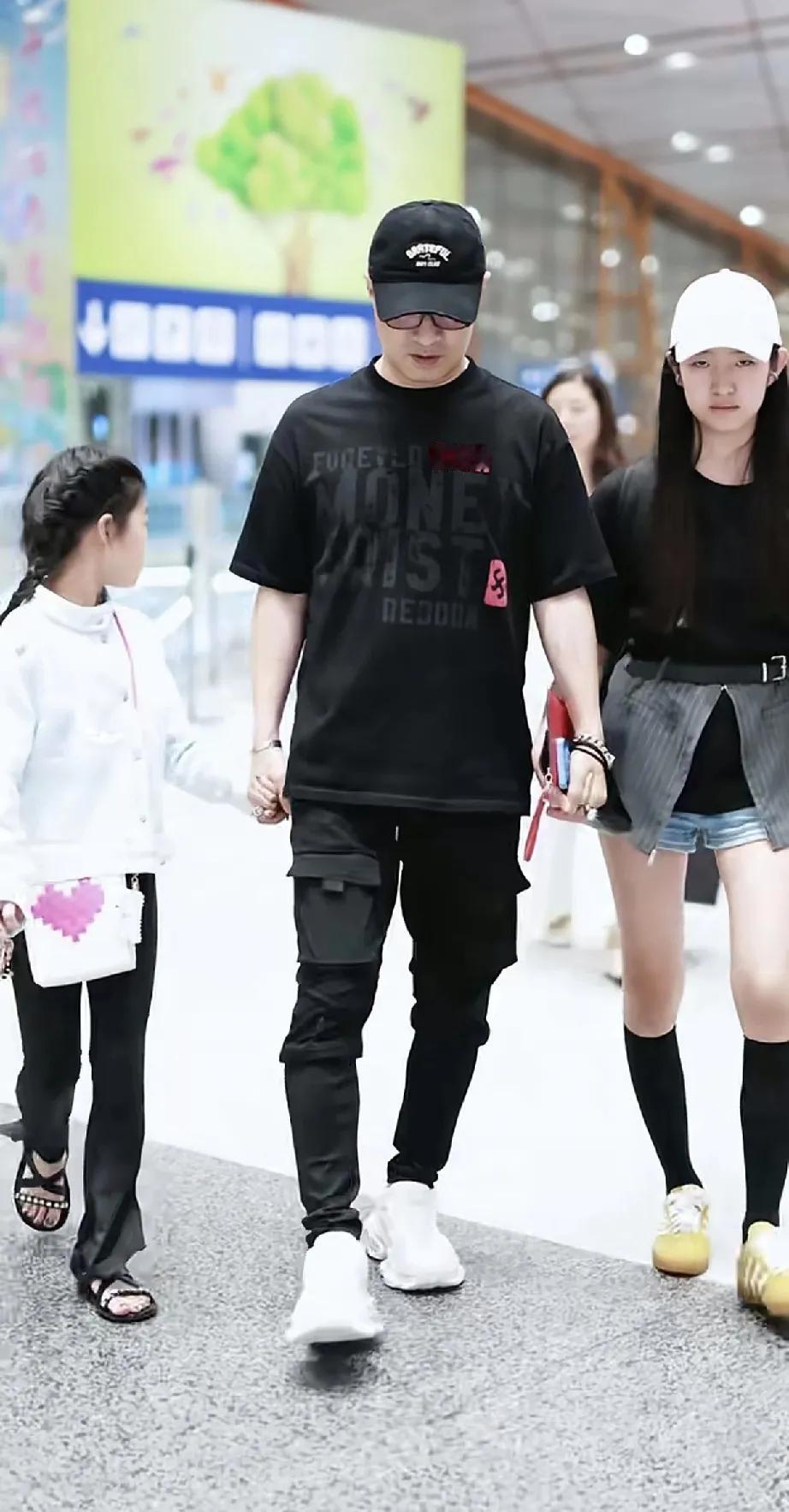 汪峰不是一个好丈夫，却是一个好父亲。机场牵着俩女儿尽显父爱。就是不知道三个女儿长