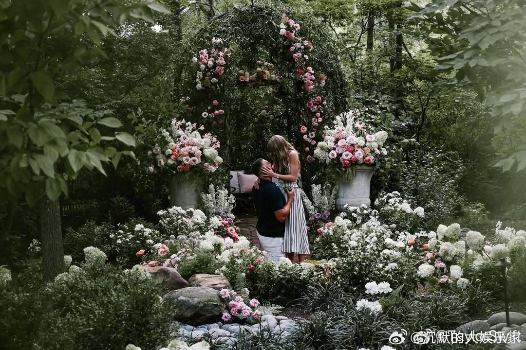 这个女人步入婚姻的殿堂了！草莓熊你赢了……8月27日，泰勒·斯威夫特和男友特拉维